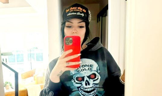 Saraya Responds To “Moronic” Fan Who Criticized Her For Wearing A WWE Shirt