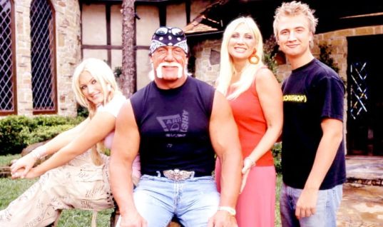 Linda Hogan Drops Jaw-Dropping Bikini Selfie To Promote Hulk’s Netflix Doc