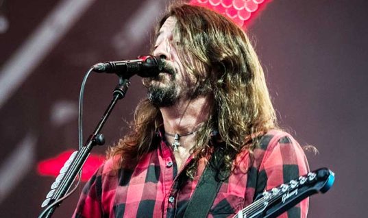 Dave Grohl Opens Up About How He Handled Passing Of Kurt Cobain