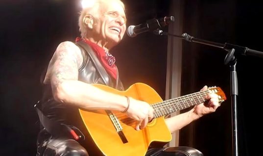 David Lee Roth Gives Heartbreaking On Stage Tribute To EVH